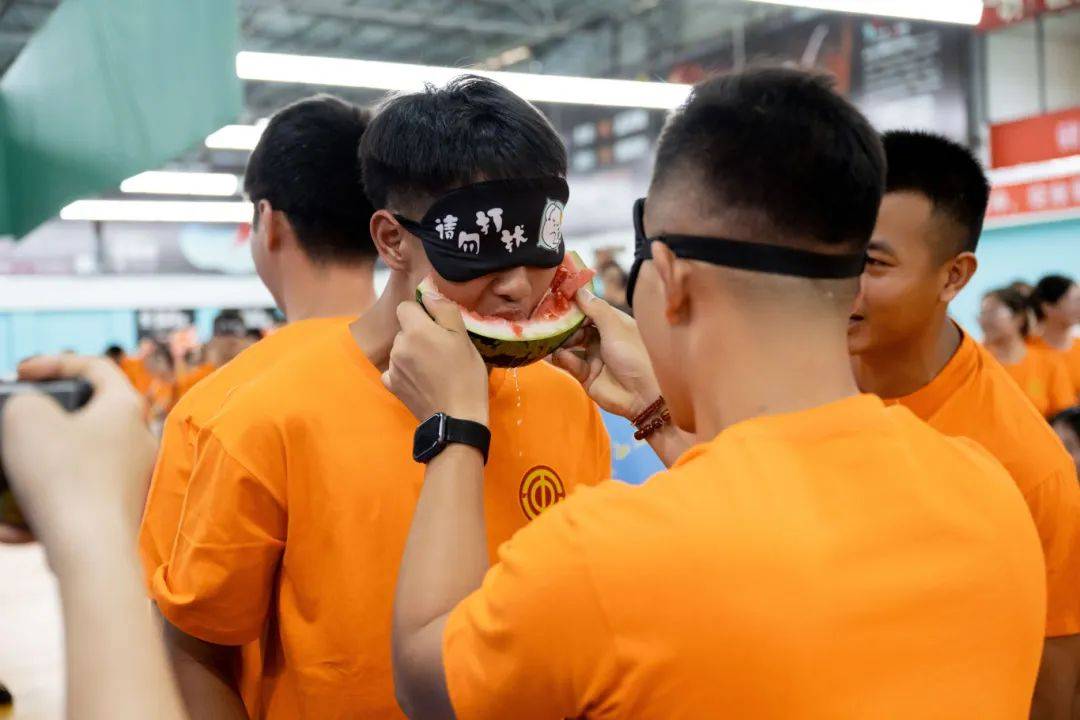 包含球队在比赛中展现出色的团队合作精神，赢得掌声的词条