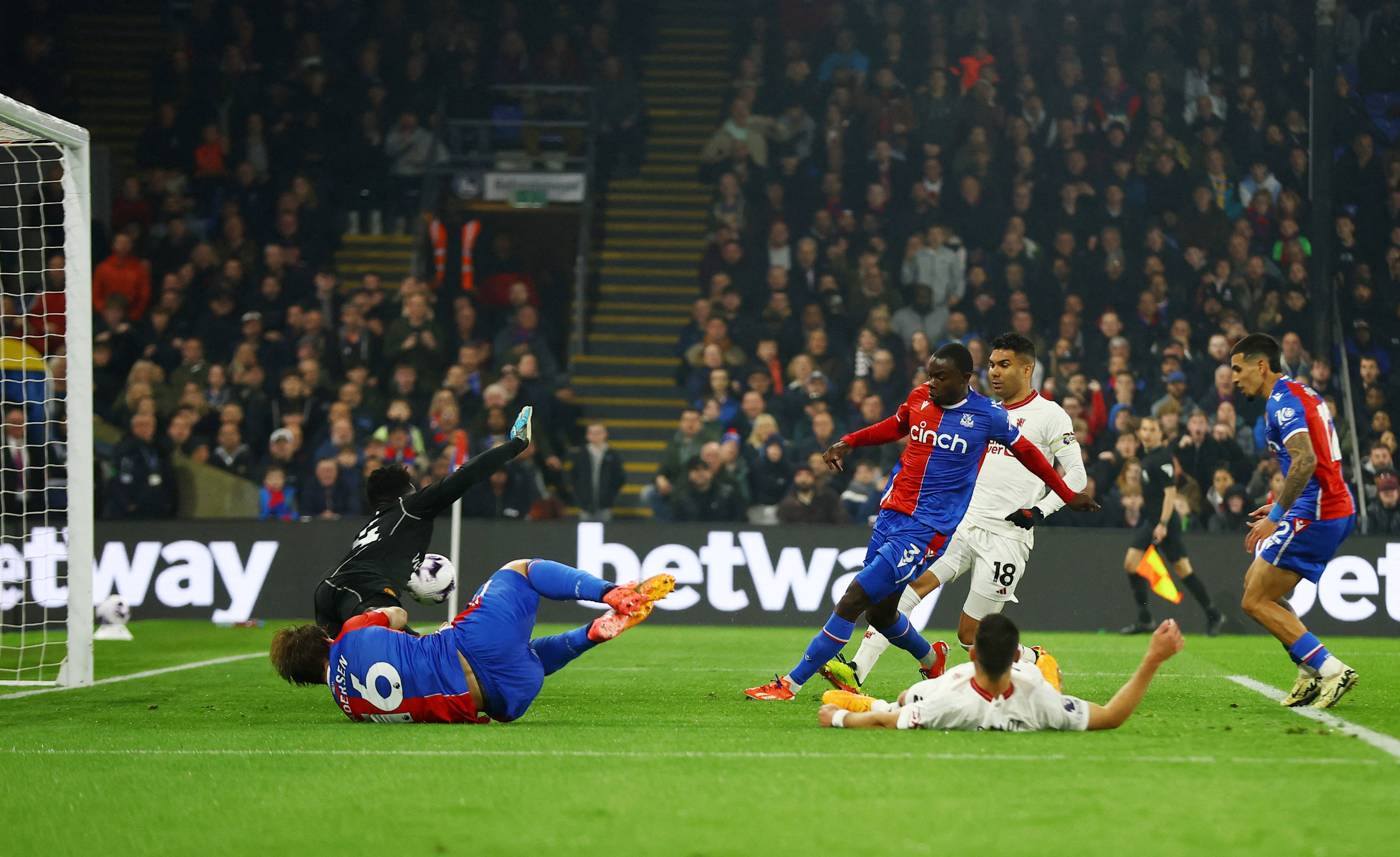 爱游戏官网-关于曼联战平伯恩茅斯，英超领头羊形势动摇的信息