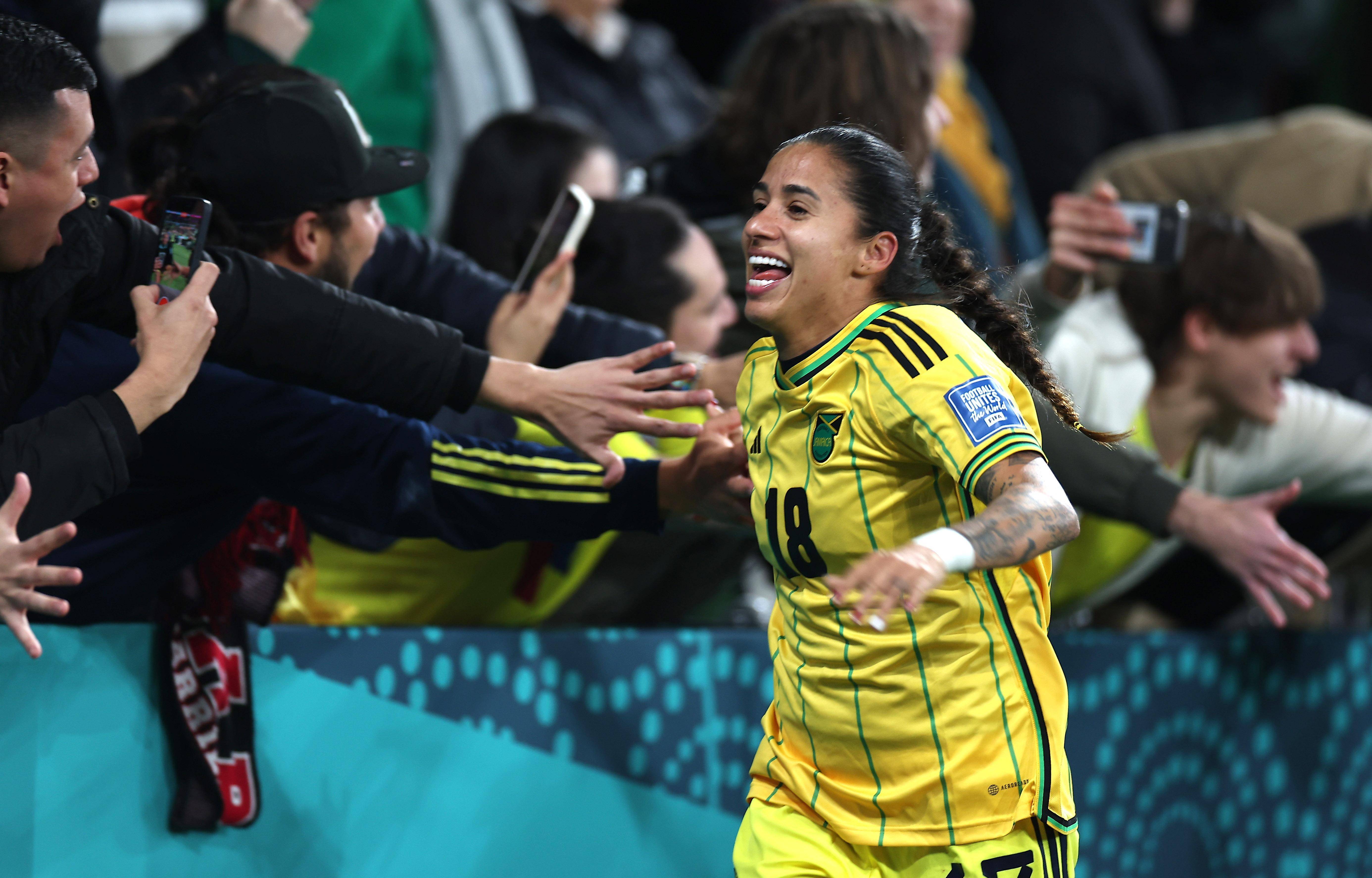 爱游戏官网网页版入口-国际足球比赛中，女队实现突破