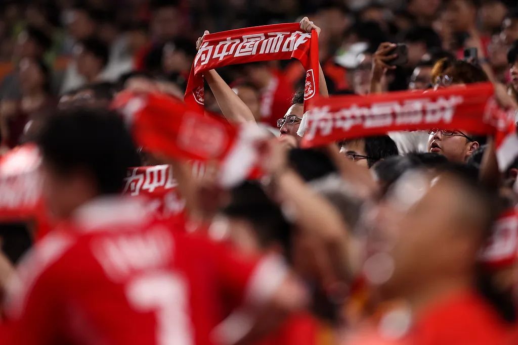 战火重燃,精彩比赛引发球迷欢呼 战火重燃,精彩比赛引发球迷欢呼