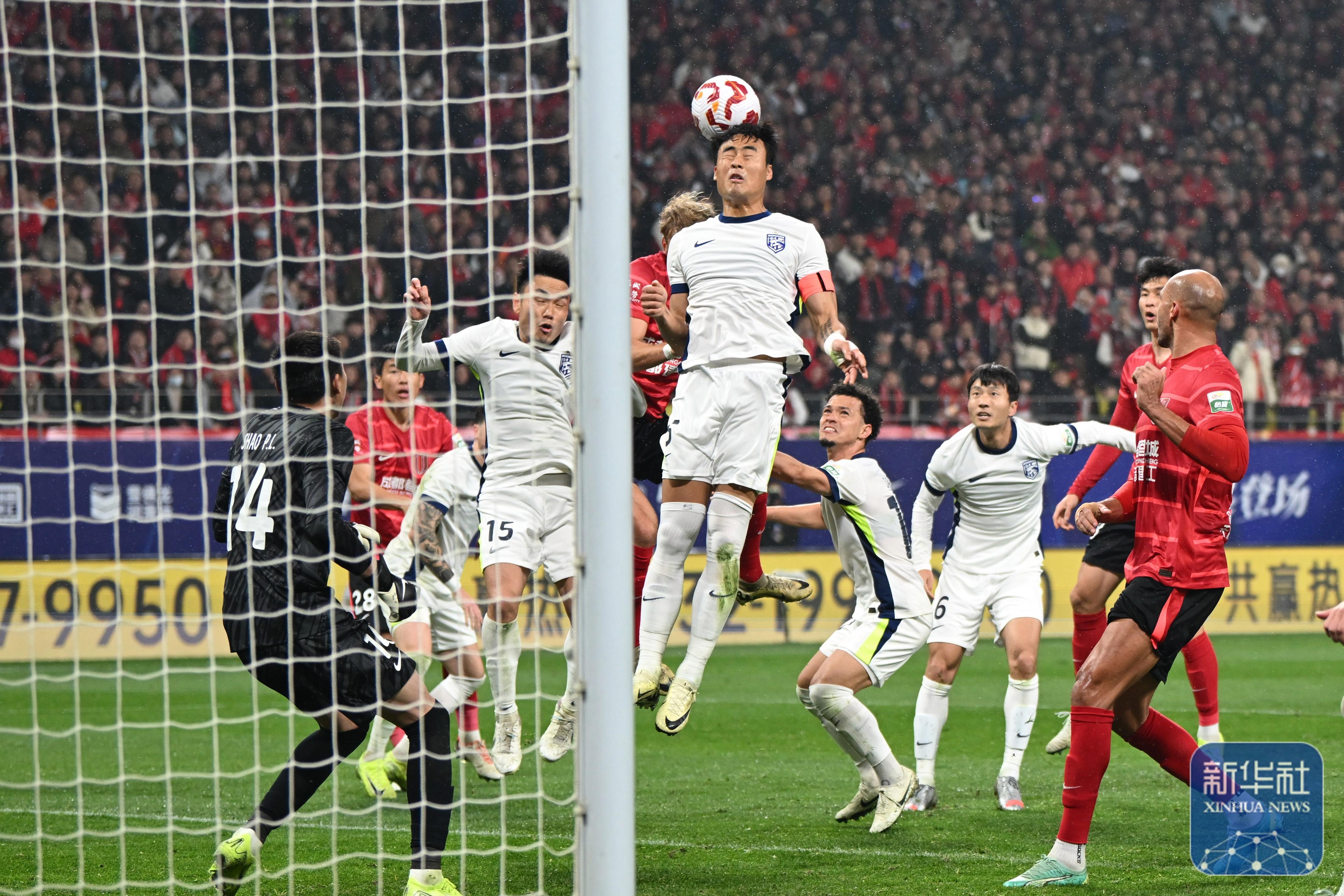 爱游戏在线登录-大胜球队士气高昂，中超赛场上演精彩对决