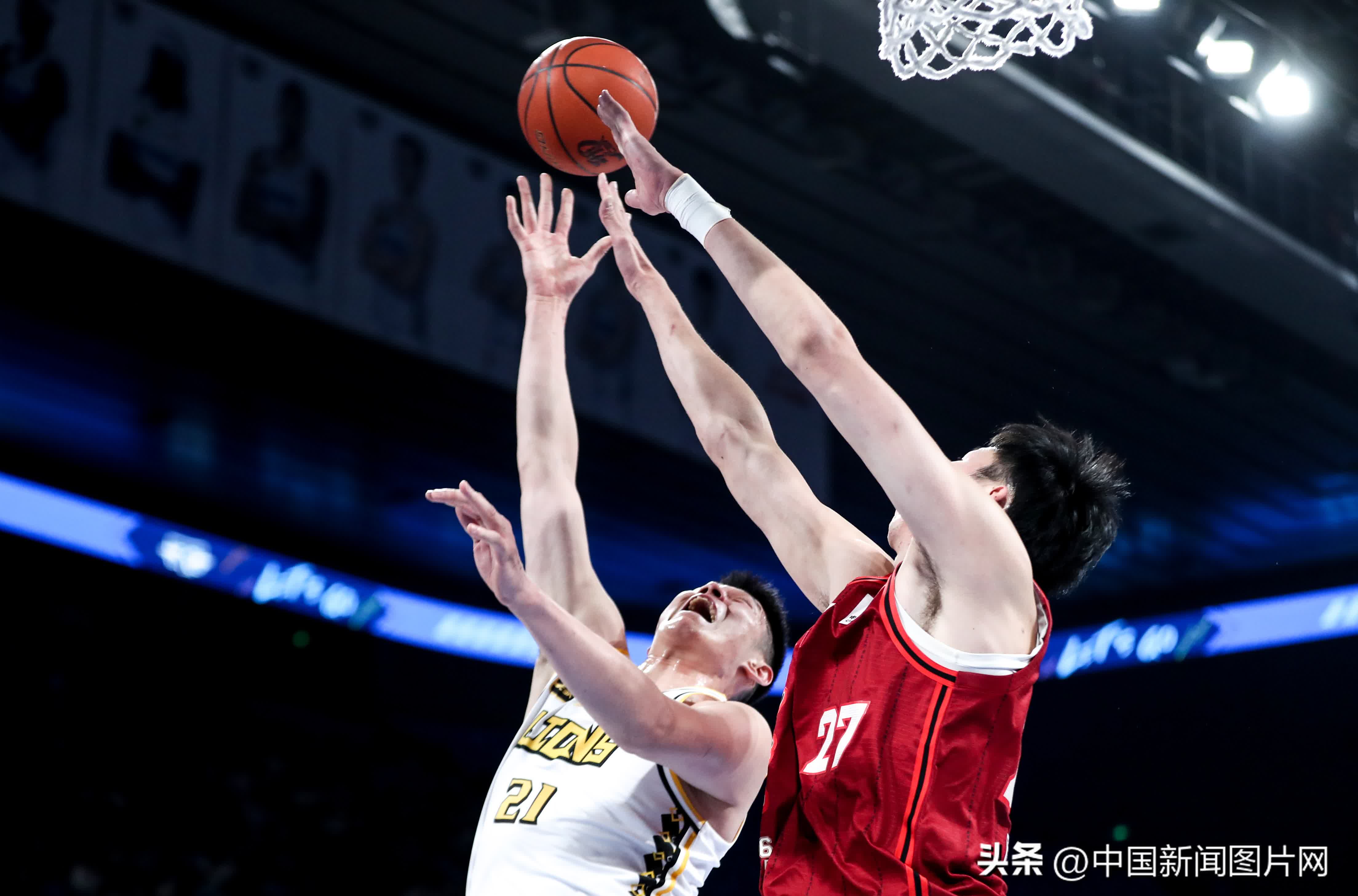 爱游戏中国官网-北京男篮大胜，轻松击败对手