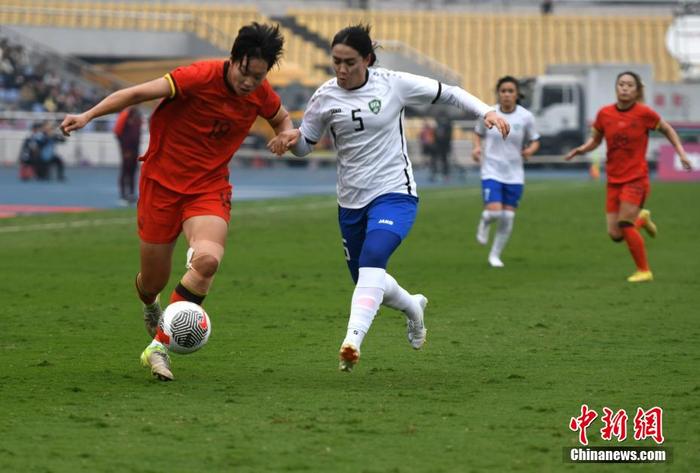 中国女足队员在国际比赛中表现出色 中国女足队员在国际比赛中表现出色