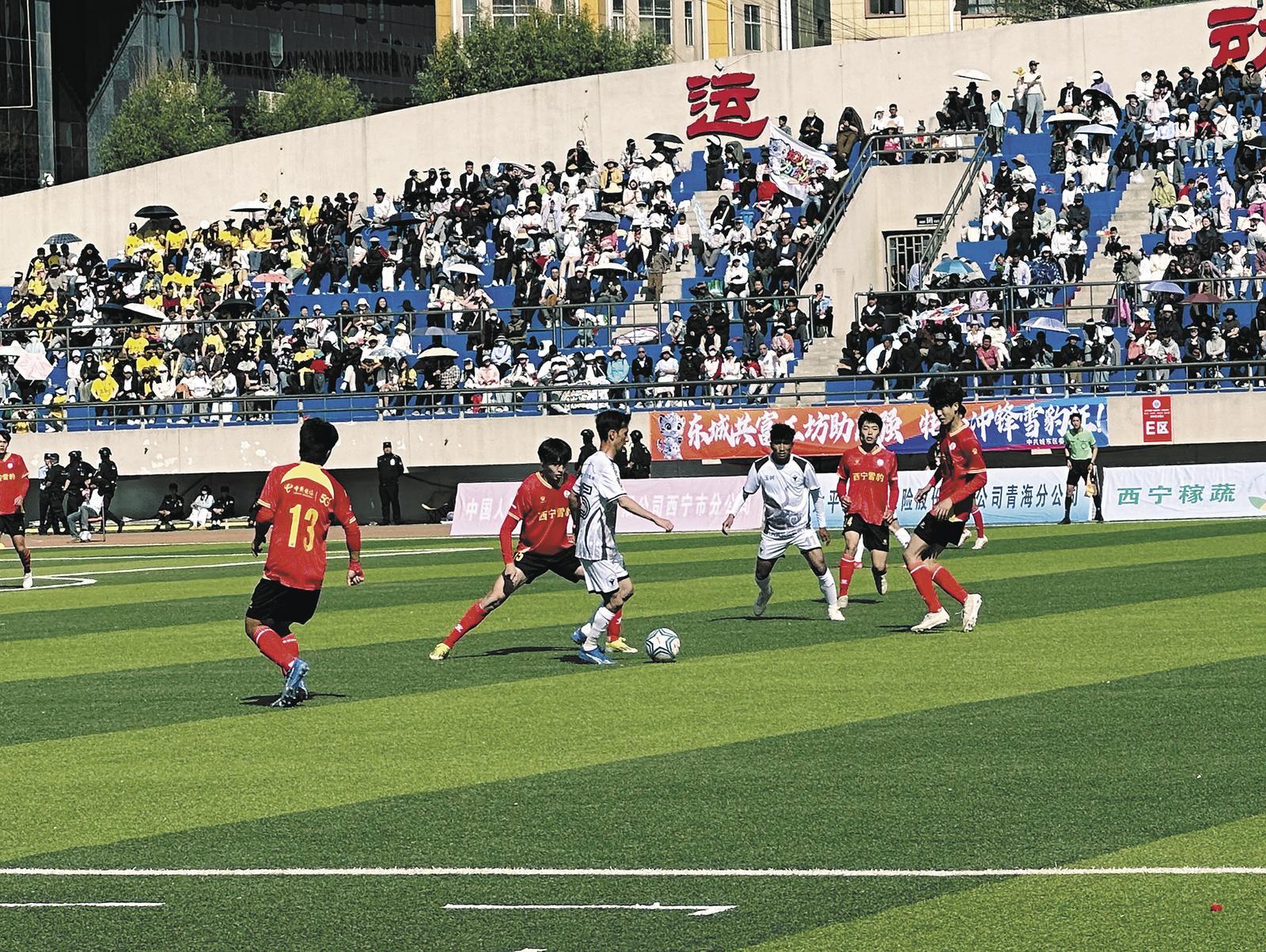 国内足球联赛充满悬念,球场气氛热烈 国内足球联赛充满悬念,球场气氛热烈