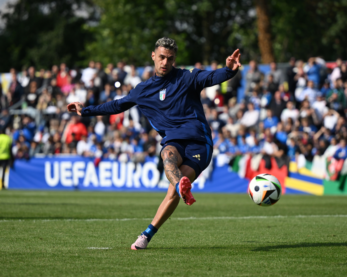 爱游戏官网-少年足球天才崭露头角，挑战世界级球星