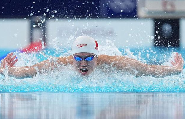 游泳比赛选手高歌猛进，齐聚冠军榜的简单介绍