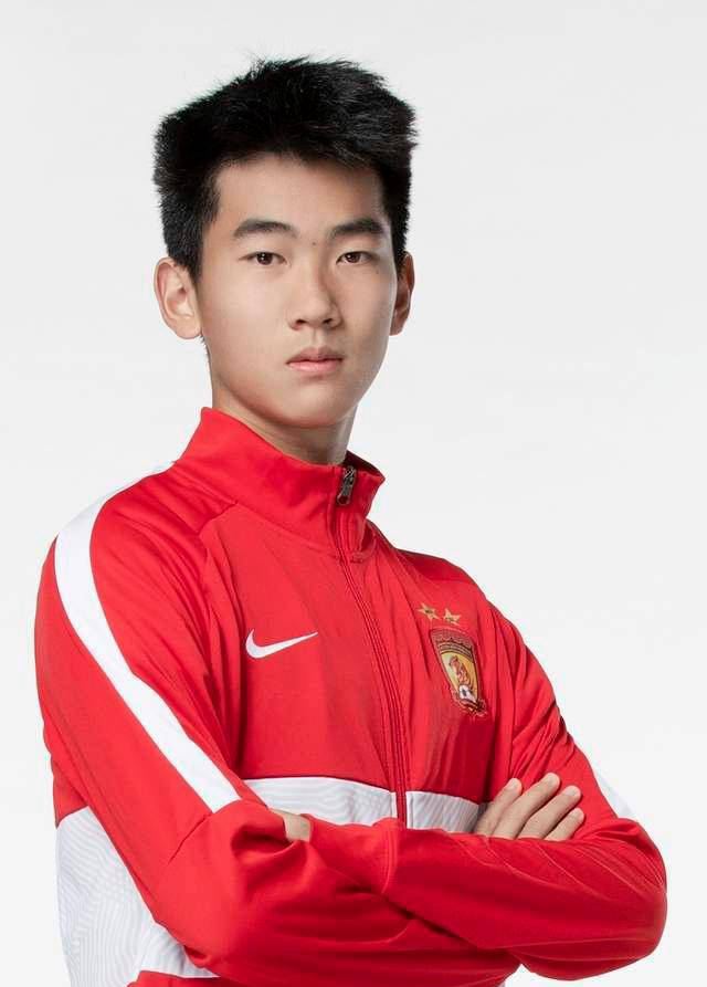 爱游戏官网-新晋球员崭露头角，成为球队新希望