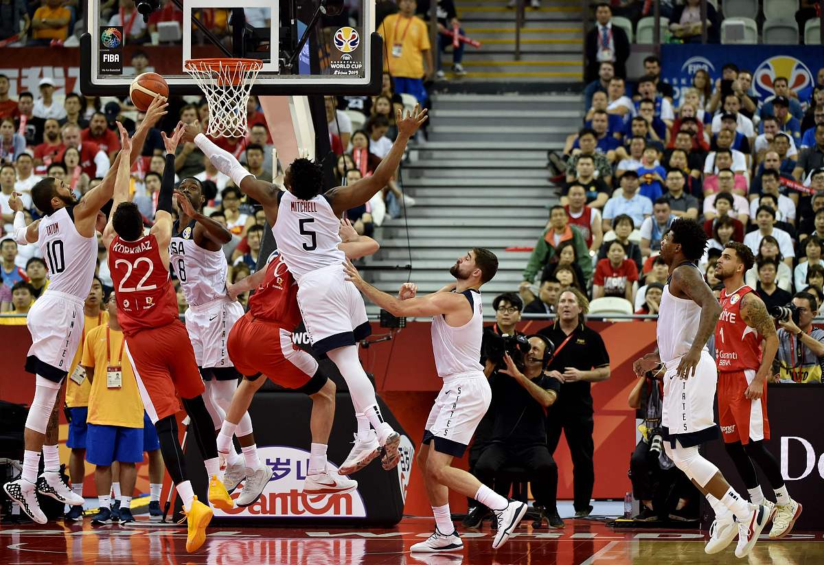 包含快船队球员在训练中展现出团队合作和拼搏的态度和精神的词条 包含快船队球员在训练中展现出团队合作和拼搏的态度和精神的词条