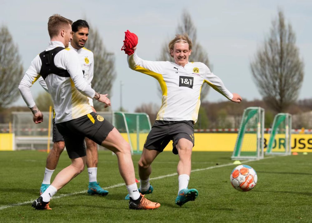 多特蒙德球员集体训练，备战下一场比赛