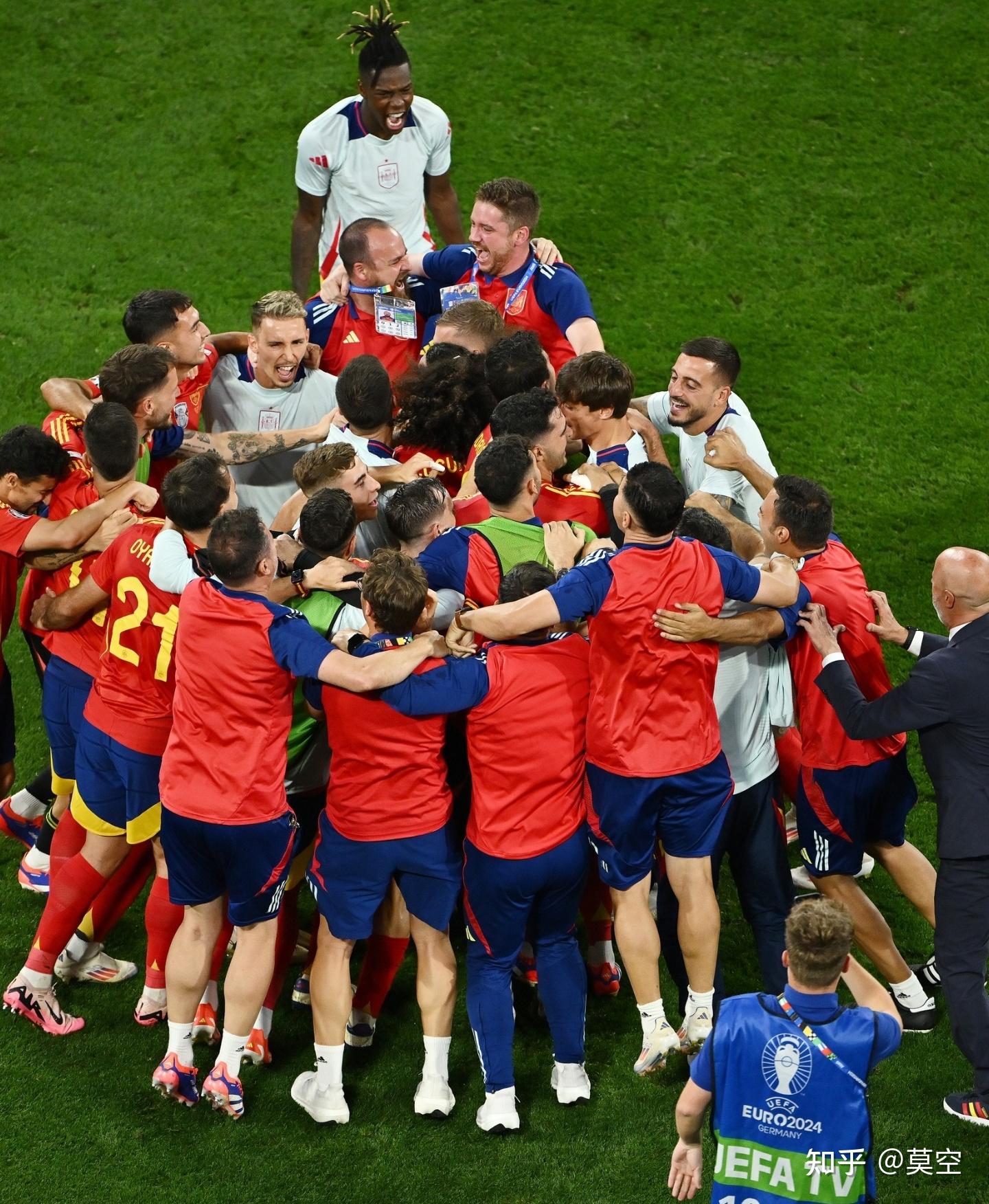 爱游戏登录-包含热情高涨的足球盛宴，球迷狂欢不已的词条