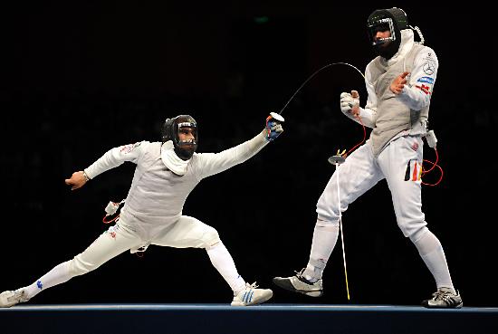 墨西哥击剑冠军手握金牌，英姿飒爽登台