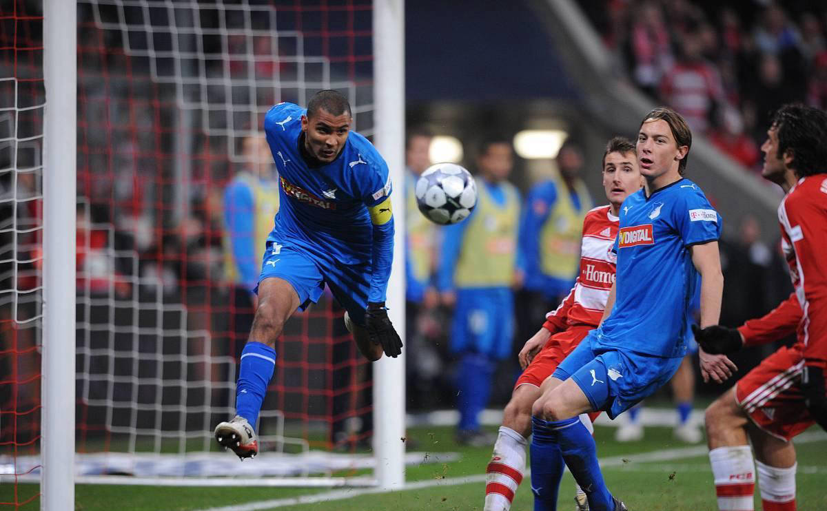 关于霍芬海姆主场力克斯图加特，稳固中游位置的信息