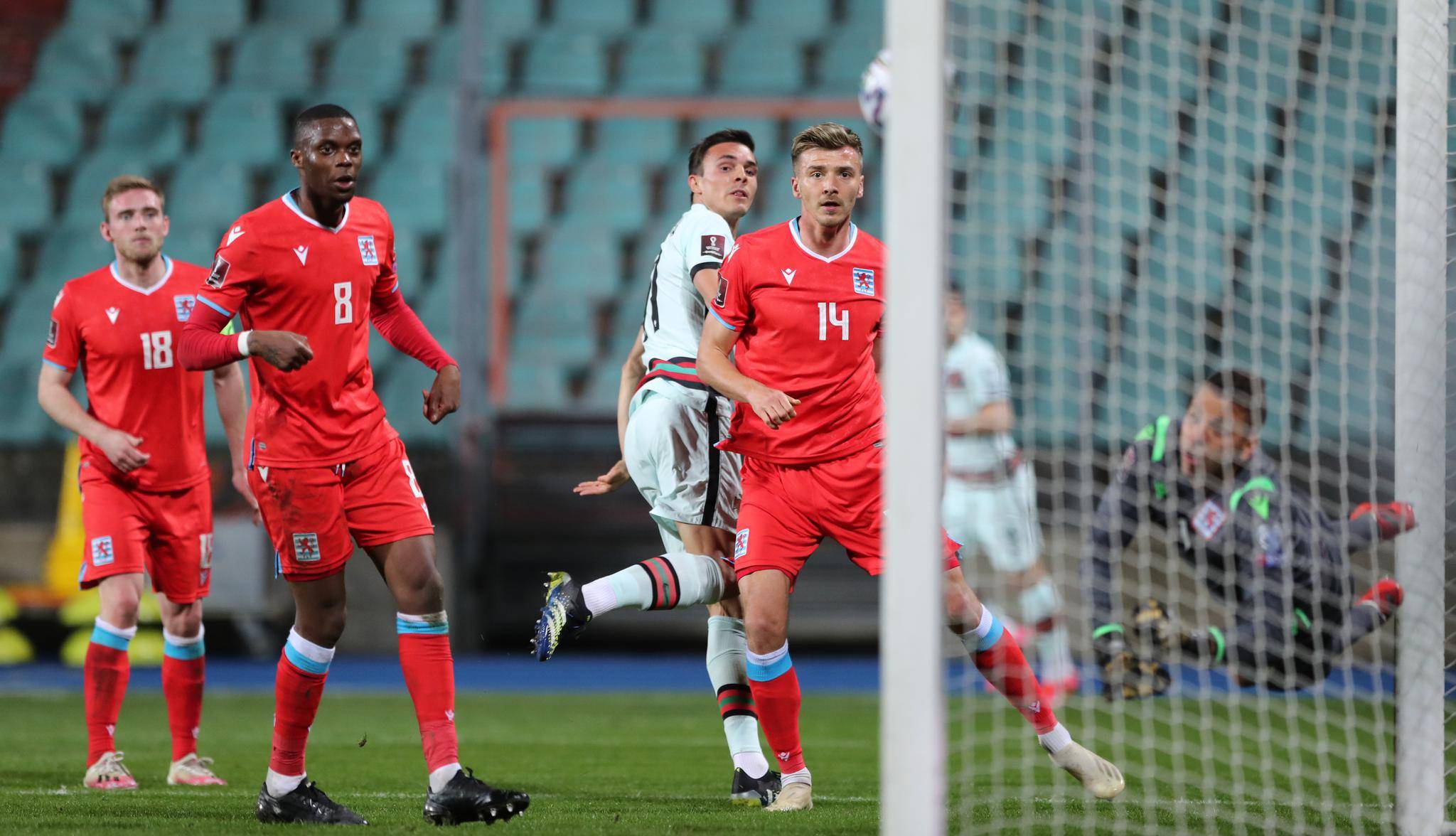 爱游戏官网-卢森堡击剑选手巧妙避开对手攻击