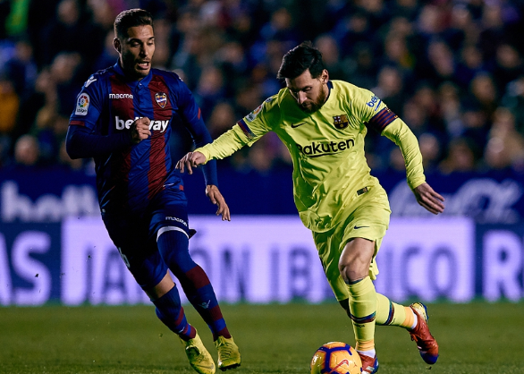 包含阿拉维斯主场告捷，登顶积分榜的词条