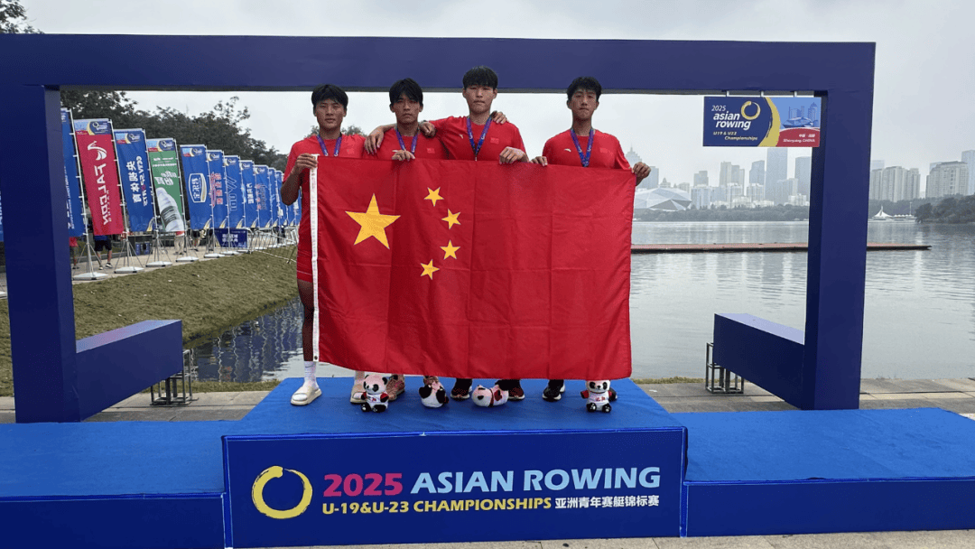 赛艇比赛中队员的默契配合获得成功 赛艇比赛中队员的默契配合获得成功