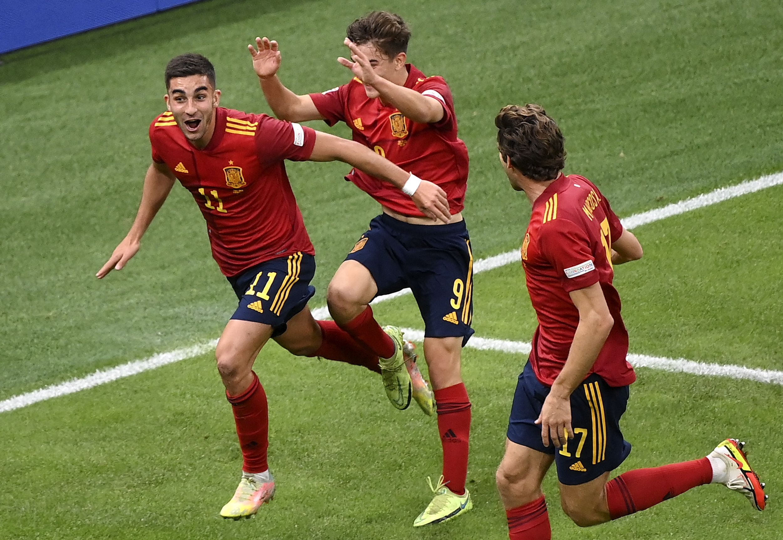 爱游戏网页版-意大利足球联赛冠军队伍在欧冠比赛中遭遇挑战