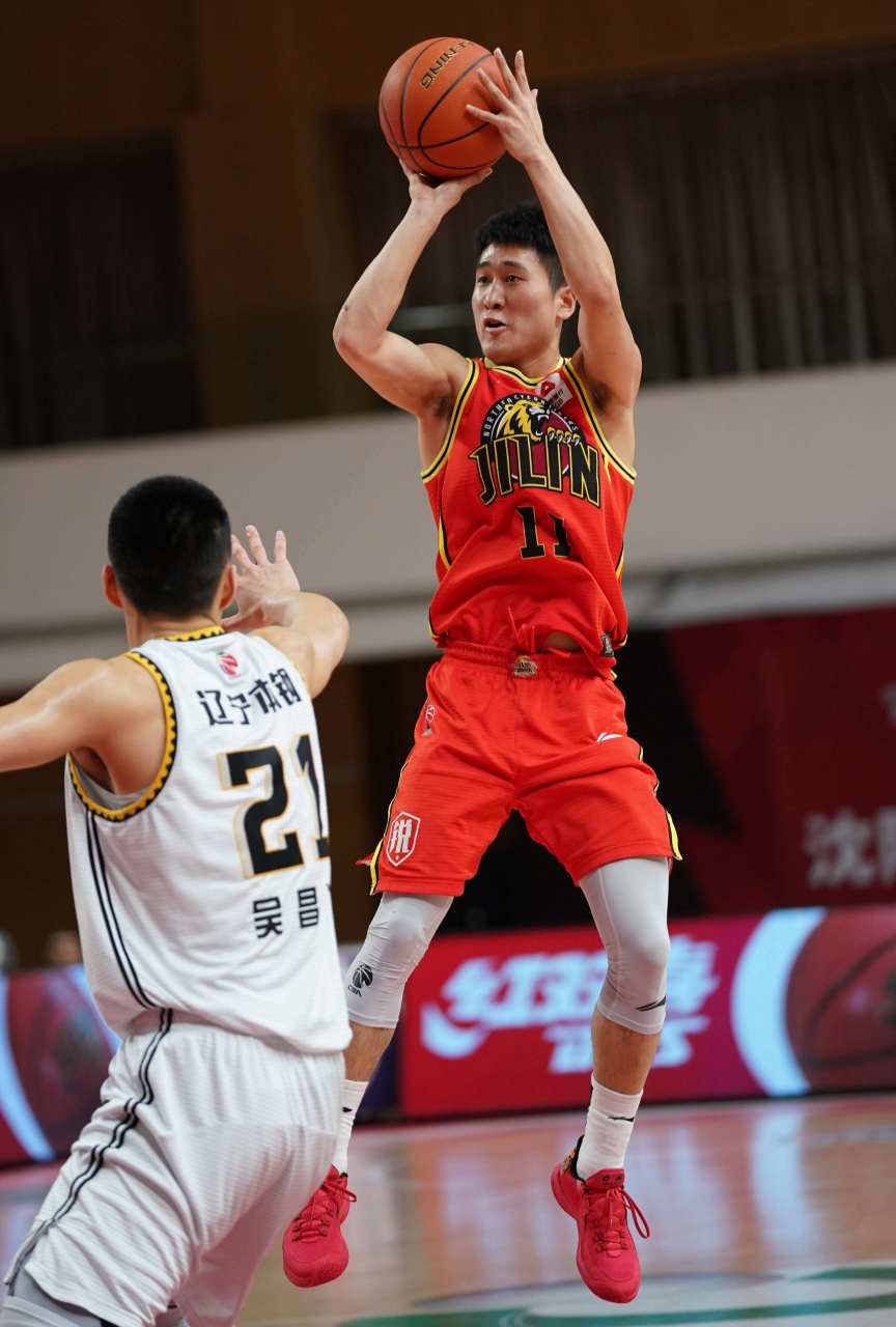 爱游戏-球队实力逐渐提升，冲击季后赛资格